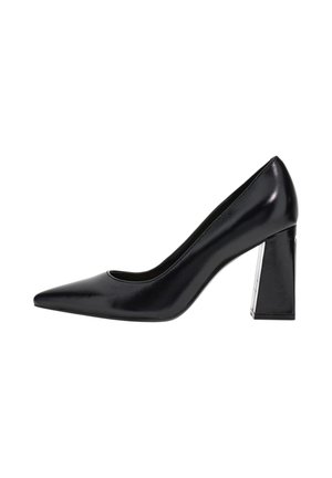 Décolleté donna in pelle nera con tacco alto, punta sottile e tacco largo a blocco su sfondo bianco.