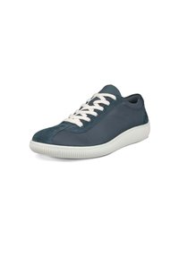 Lichtblauwe sneaker met een bovenkant van textuurleer, suede accenten en witte veters. Heeft een witte rubberen zool met ribbelstructuur.