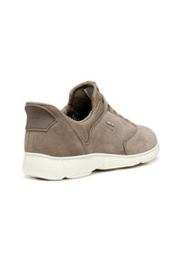 Sneaker grigio in suede con design testurizzato e suola in gomma bianca a contrasto. Presenta un collare imbottito e dettagli di marca.