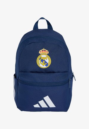 Granatowy plecak z logo Real Madryt umieszczonym na środku nad przednią kieszenią na suwak oraz białym logo Adidas na dole z przodu.