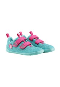 Zapatos de malla turquesa con correas de Velcro rosas y bucles en el talón. Presentan una superficie texturizada y una suela flexible de color azul claro.