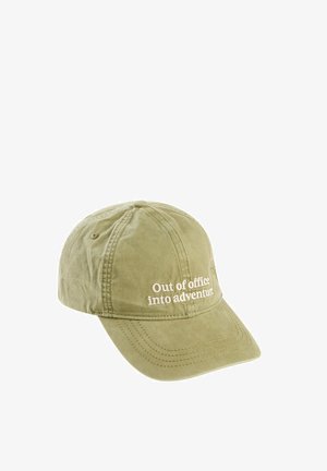 Lysegrøn baseballkasket med broderet tekst "Out of office into adventure" på frontpanelet.