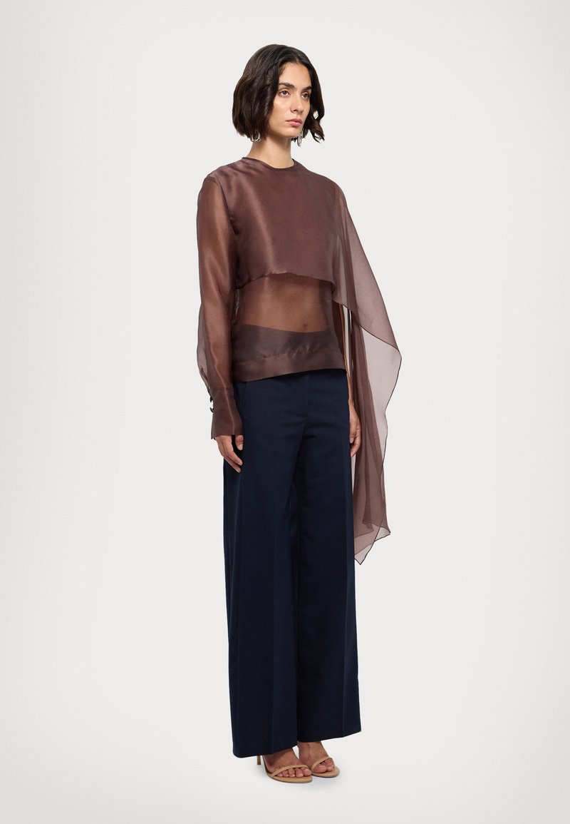 Materiel FLARE SLEEVE BLOUSE - Débardeur - umber