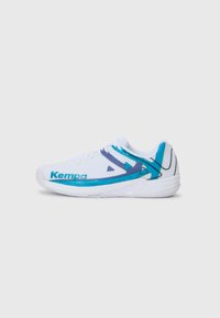 Scarpa da ginnastica bianca con accenti blu e turchese, tomaia in rete, punta arrotondata e un design leggero. Presenta il nome del marchio "Kempa."