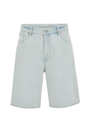 Hellblaue Jeansshorts mit hohem Bund, Gürtelschlaufen, vorderem Knopf, Reißverschluss und Vordertaschen auf weißem Hintergrund.
