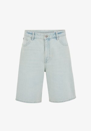 Pantaloni scurți de blugi albastru deschis cu talie înaltă, găici pentru curea, nasture frontal, închidere cu fermoar și buzunare frontale pe un fundal alb.