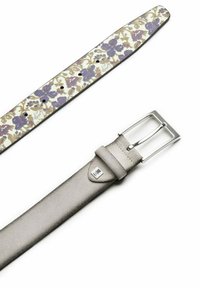 Lederbelt mit einer grauen Wildleder-Oberfläche. Begleitet von einem floral gemusterten Gurt mit lila und beigefarbenen Blumen. Rechteckige Metallschnalle.