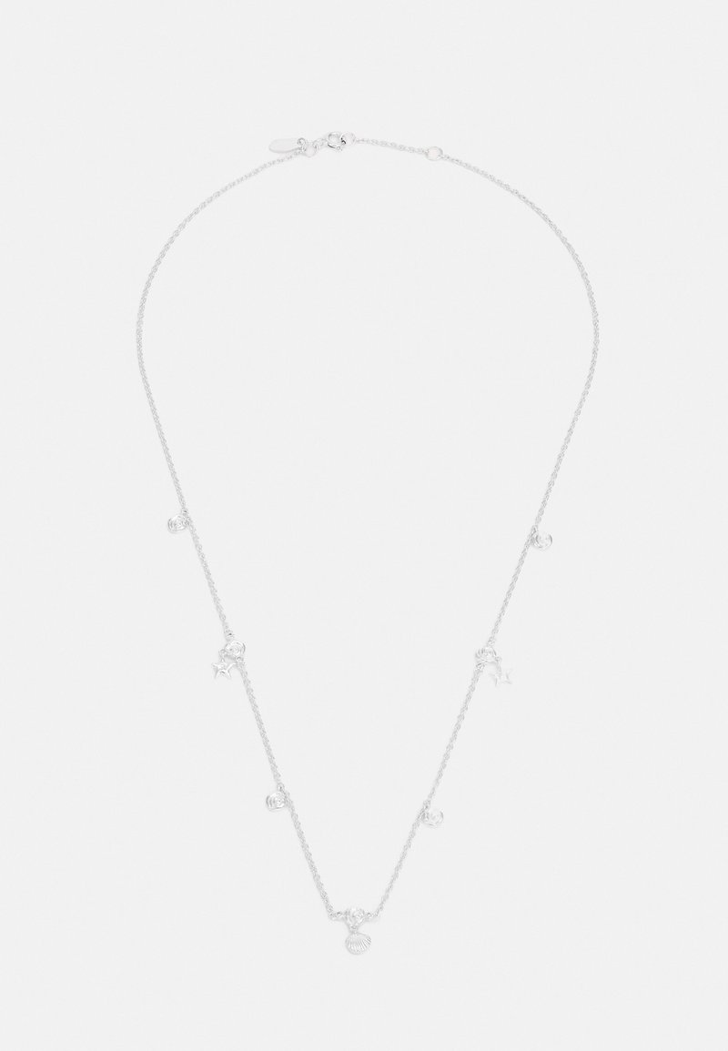 Collier chaîne en argent avec de petits breloques en forme d'étoile, coquillage et cœur, espacés régulièrement sur toute la longueur.