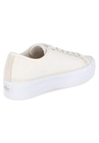 Sneaker bianco in tela con tomaia in tessuto testurizzato, punta rotonda e suola in gomma bianca con righe orizzontali e un piccolo logo sul tallone.