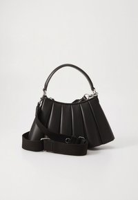 Geantă neagră plisată din piele, prevăzută cu un mâner curbat și o curea reglabilă din material textil pentru opțiuni multiple de purtare.