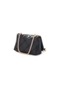 Borsa a tracolla in pelle nera trapuntata con catena dorata, forma rettangolare e sottile motivo a logo embossato, vista angolata su sfondo bianco.