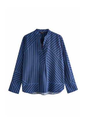 Blouse bleu marine à manches longues avec motif géométrique à rayures diagonales et verticales, col montant et ouverture en V.