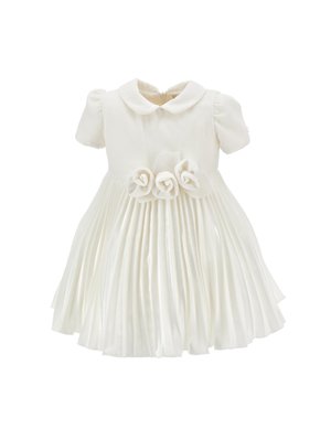 Abito bianco plissettato con maniche a sbuffo corte, colletto e tre fiori di stoffa sul davanti. Tessuto liscio, chiusura con zip sul retro.
