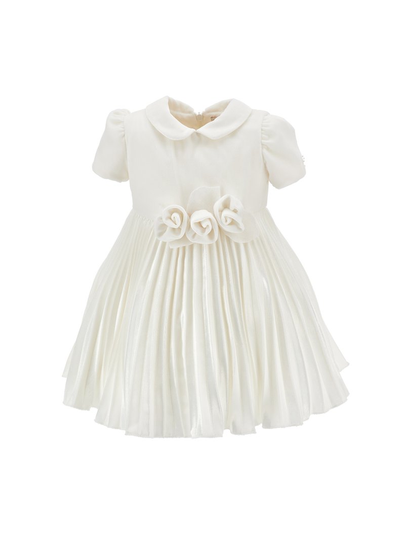 Abito bianco plissettato con maniche a sbuffo corte, colletto e tre fiori di stoffa sul davanti. Tessuto liscio, chiusura con zip sul retro.
