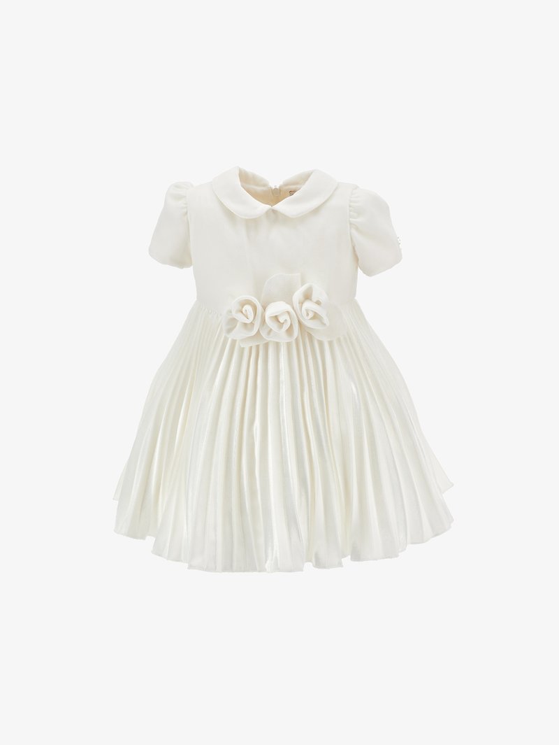 Abito bianco plissettato con maniche a sbuffo corte, colletto e tre fiori di stoffa sul davanti. Tessuto liscio, chiusura con zip sul retro.