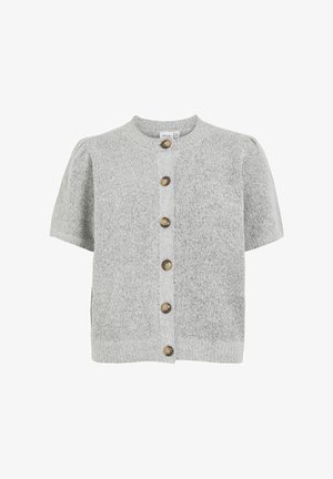 Cárdigan gris de manga corta con escote redondo, que presenta una tapeta con cinco botones marrones y tejido de punto texturizado.