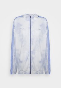 Nike síťovaná bunda na zip v světle modré barvě s motivem tie-dye. Obsahuje kapuci, přední kapsy a kontrastní boční panely.