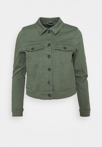 Chaqueta de mezclilla verde cortada con cuello con solapa, dos bolsillos en el pecho y botones frontales. Presenta mangas largas y un diseño ligeramente entallado.