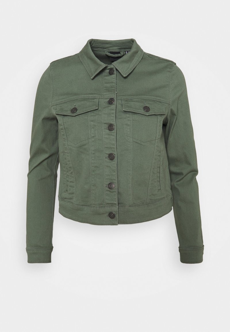 Chaqueta de mezclilla verde cortada con cuello con solapa, dos bolsillos en el pecho y botones frontales. Presenta mangas largas y un diseño ligeramente entallado.