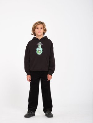 Felpa nera con stampa grafica di un UFO e un alieno. Abbinate a pantaloni in corduroy neri e sneaker nere. Sfondo bianco semplice.