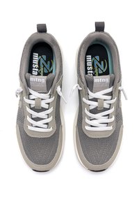 Zapatillas deportivas de malla gris con cordones blancos, cuello acolchado y acentos texturizados. Incluye la marca "mtng." en la lengüeta y en la plantilla.