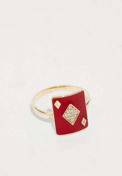 Anillo de oro con una cara de esmalte rojo en forma de cuadrado, acentuado con cuatro pequeños diamantes y un grupo central de diamantes, textura suave.
