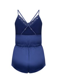 Navyblauer Satin-Overall mit Spitzenbesatz, gekreuzten Trägern, elastischem Bund und Shorts-Stil. Glatte Textur mit dezentem Glanz.