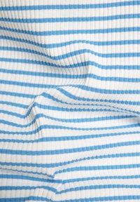Baumwollstoff mit einer gerippten Textur und abwechselnd weißen und hellblauen horizontalen Streifen. Das Material wirkt weich und leicht zerknittert.
