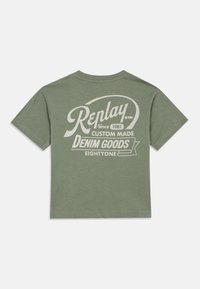 Olivově zelené bavlněné tričko s bílým potiskem na zádech, který zní "Replay Since 1981 Custom Made Denim Goods Eightyone."