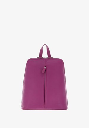 Sac à dos en cuir violet avec une texture lisse, de forme rectangulaire, poignée supérieure et poche zippée à l'avant. Design minimaliste sans embellissements.