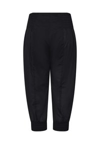 Zwarte cropped broek met elastische, geplooide tailleband en boorden, losse pasvorm, gladde stof en subtiele naaddetails.