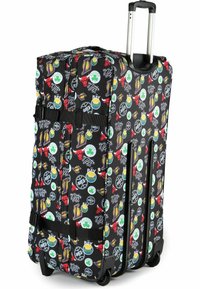 Valigia nera con ruote e manico retrattile, coperta da colorati loghi e nomi delle squadre NBA, tra cui Lakers, Bulls, Celtics, Nets e Spurs.
