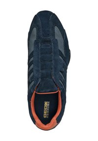 Sneaker blu navy con tomaia in suede e mesh, dotata di accenti arancioni, perforazioni e suola testurizzata. Modello etichettato "GEOX RESPIRA."