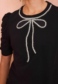 Love & Roses REGULAR FIT  - Apdrukāts T-krekls - black bow