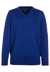 Blå v-ringad tröja i fin bomull, med ribbade ärmslut och nederkant, samt en liten broderad logotyp på vänster bröst.