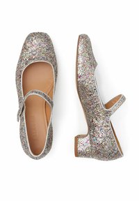 Scarpe Mary Jane glitter con punta quadrata, esterno in glitter argento e multicolore, e tacco a blocco basso. Dettagliate con una cinghia.