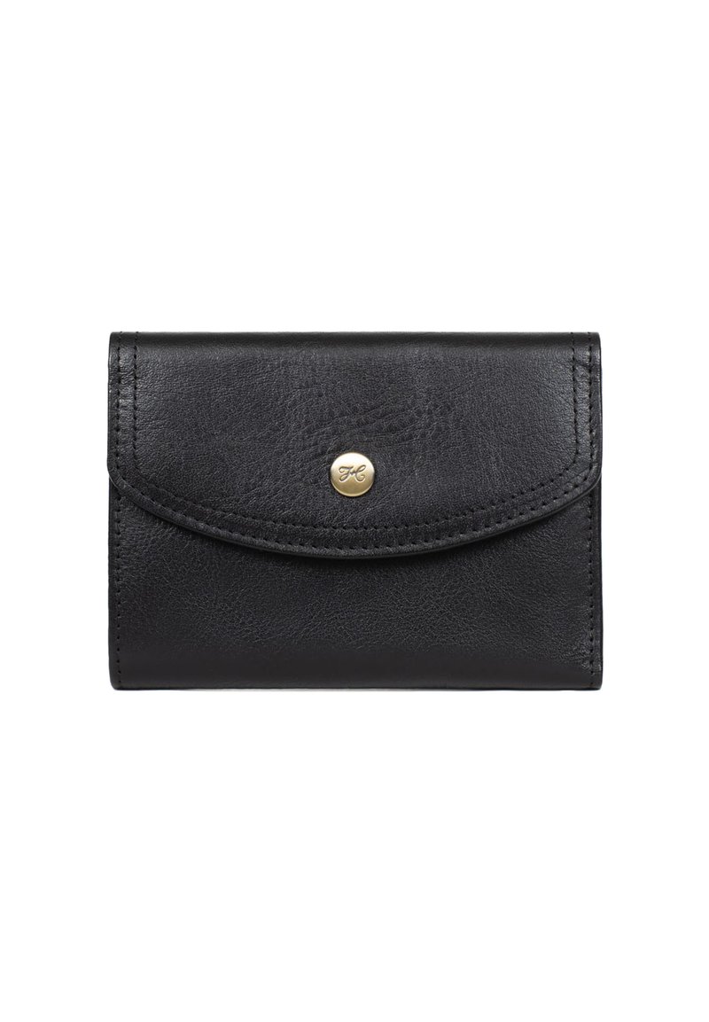 Portafoglio in pelle nera con patta curvata e chiusura a pressione dorata. Presenta cuciture eleganti e una texture liscia, di forma rettangolare compatta.