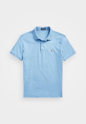 Lichtblauw poloshirt met korte mouwen, twee knopen, kraag en klein geborduurd logo op de linkerborst.