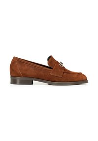 Mocassino in suede marrone con tacco basso, caratterizzato da una fibbia in metallo decorativa e dettagli cuciti sul davanti e sui lati.