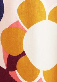 Tessuto multicolore con un grande fiore bianco dai petali dorati, dettagli rosa e uno sfondo viola scuro in un materiale morbido e texturizzato.