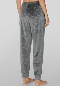 Grijze velours joggers met een algeheel hartpatroon, elastische tailleband en taps toelopende boorden, die een zachte en comfortabele textuur bieden.