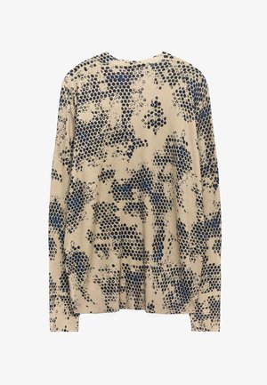 Beżowy sweter z teksturowanym wzorem w ciemnoniebieskie i czarne kropki. Okrągły dekolt, długie rękawy i ściągacze na rękawach.