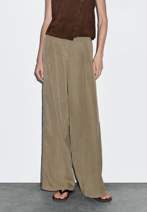 FLOWING BARREL FIT WITH SEAM DETAIL - Stoffhose - green