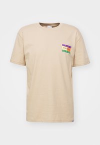 Tommy Jeans TJM REG SUMMER FLAG TEE EXT - Camiseta estampada - tawny sand
