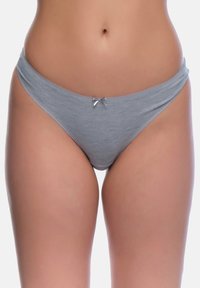 Graue Baumwollunterwäsche mit niedrigem Schnitt, weichem Material, schmalem Bund und einem kleinen Schleifenakzent in der Mitte vorne.