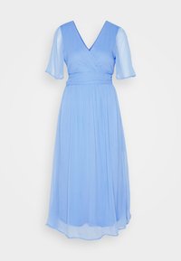 Robe maxi bleu clair avec un décolleté en V, manches courtes et taille cintrée. Réalisée en tissu fluide, elle présente une jupe à couches et une texture subtile.