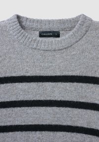 Grauer Pullover mit schwarzen horizontalen Streifen. Aus weichem Strickmaterial gefertigt, mit einem gerippten Rundhalsausschnitt und einem Etikett mit der Aufschrift "CALLIOPE S."