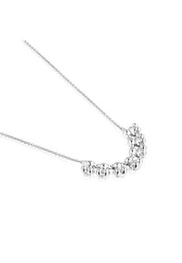 Collar de plata que presenta una cadena delicada con un diseño curvado adornado con esferas suaves y pulidas de diferentes tamaños.