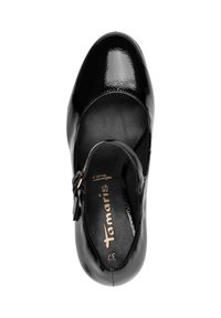 Chaussure en cuir verni noir avec un bout rond, une sangle de cheville et un dessus texturé. La doublure intérieure est noire avec des détails de logo doré.