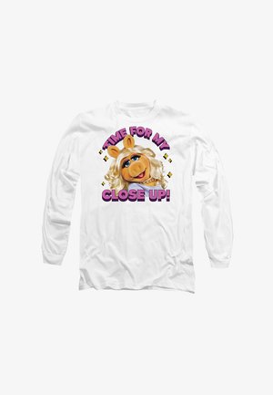 Weißes Langarmhemd mit einem Grafikdesign eines Puppens mit blonden Haaren, blauen Augen und dem Text "Zeit für meinen Nahaufnahme!" in Lila.